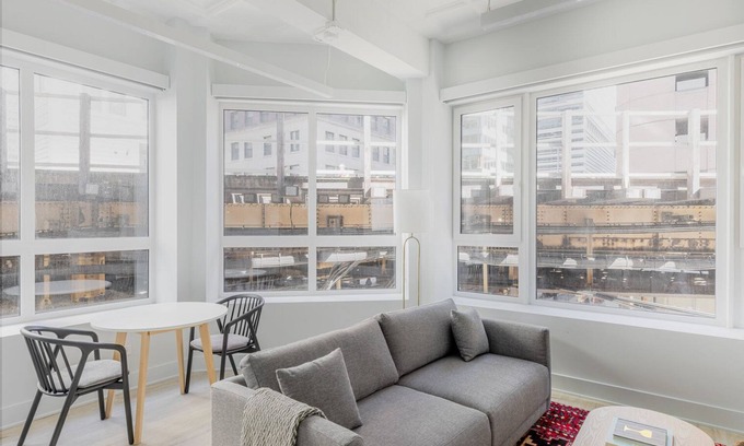 Downtown Chicago Apartment | Blueground | The Loop, AC, w/d, nr Willis Tower