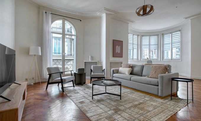 Passy Apartment | Blueground | Trocadéro, nr shops & Eiffel Tower