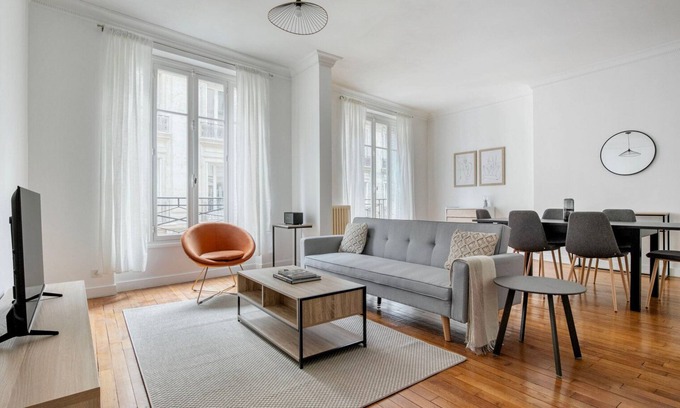 Porte-Dauphine Apartment | Blueground | Victor Hugo, nr trocadero & park