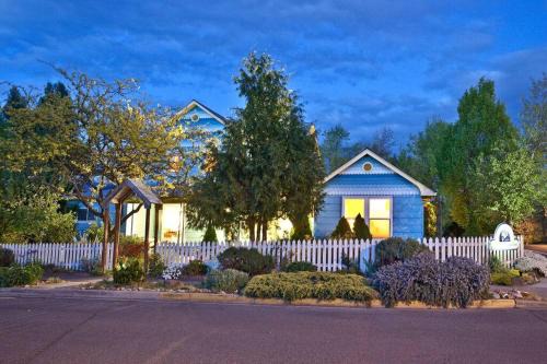 Ashland House | Bluemoon Vacation Rentals - Bluemoon Cottage