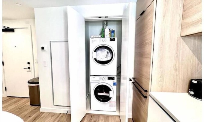 Surrey House | Blueprint/2BED/1BATH + Gym + Off + Skytrain + Mall + EVSE