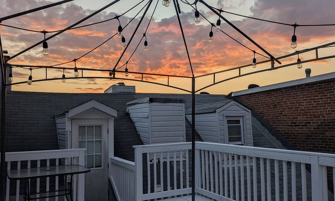 Federal Hill House | Bmore Townhome: Walk to Stadiums, Conventions. Close drive to Hopkins, airport.