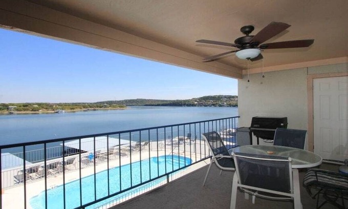 Oatmeal Condo | Boat slip & ramp swimming pool, hot tub LakeTravis