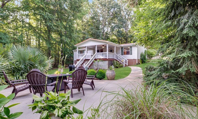 Bracey House | BOATHOUSE, COVERED PORCH 2 FIRE PITS KAYAK QUITE COVE NO WAKEn