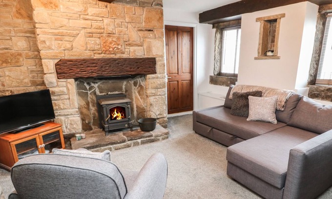 Linthwaite Cottage | BOBBIN COTTAGE, pet friendly, character holiday cottage in Golcar