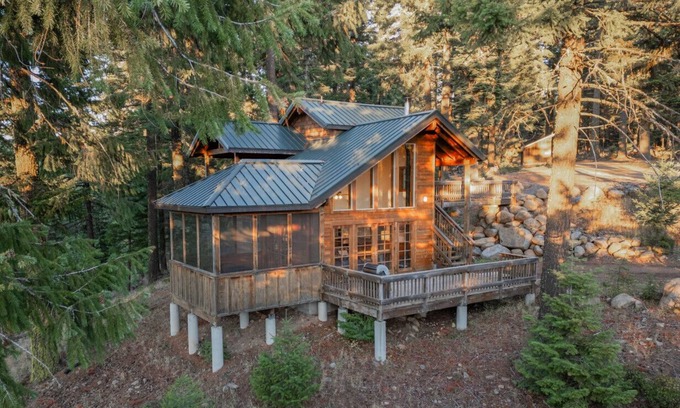 Ashland Cabin | Boccard Point Cabin w/Jacuzzi and Wood Stove at Green Springs Inn