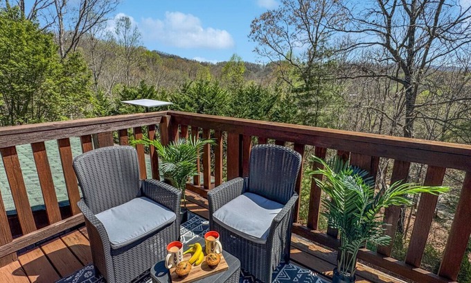 Whittier Apartment | Bocce ball, outdoor movies, close to casino/golf