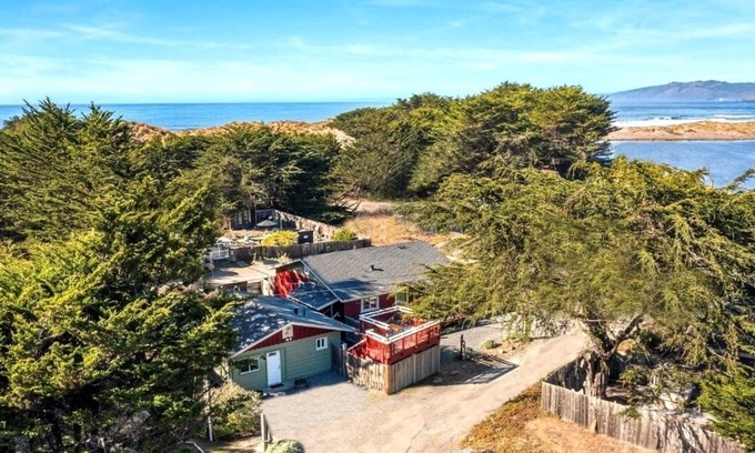 Salmon Creek House | BodegaBreeze~Chill Coastal Home+Studio -Bodega Bay,Walk to Beach/HotTub/WiFi