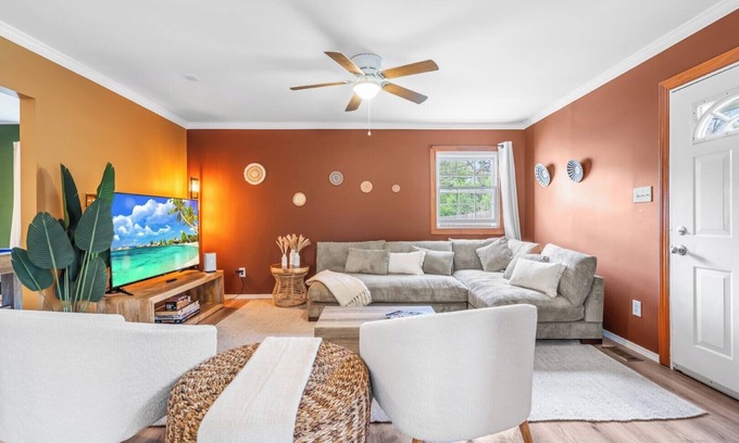 Durham House | Bohemian Downtown Retreat 5 Bedrooms with BBQ & Pool Table Near Duke