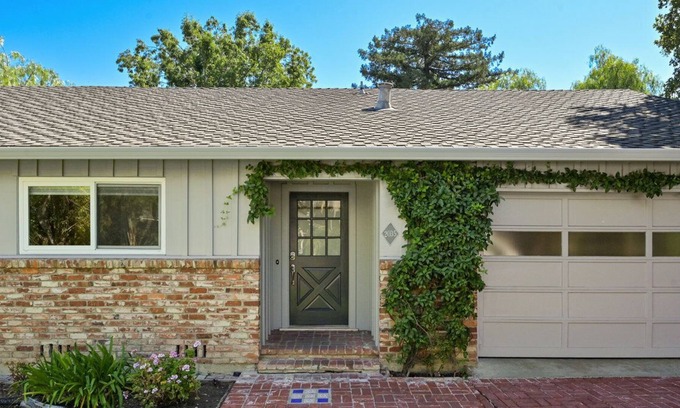 Redwood City House | Boho Chic Rancher Huge Yard Fast Wifi Close to Everything