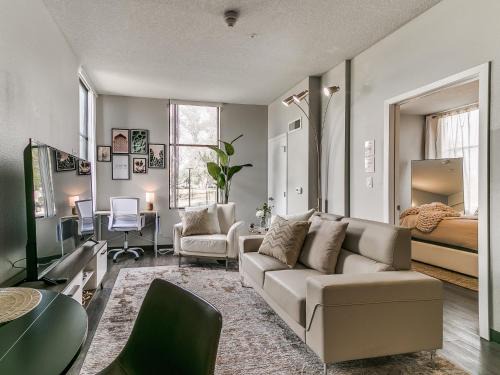 Downtown Des Moines Apartment | Boho, Walk East Village, Downtown, Free Parking