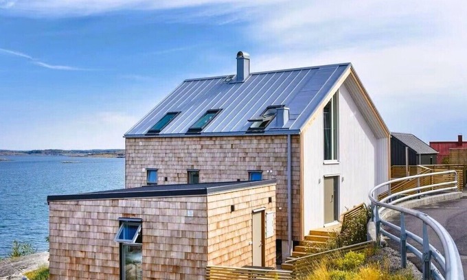 Karna House | Bohuslän Sea Lodge-Modern house for 6 by the sea with a boathouse in the marina