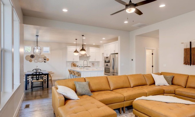 West Valley House | Boise's Hidden Gem! Cute 4 bed / 2.5 bath in a safe and central location.