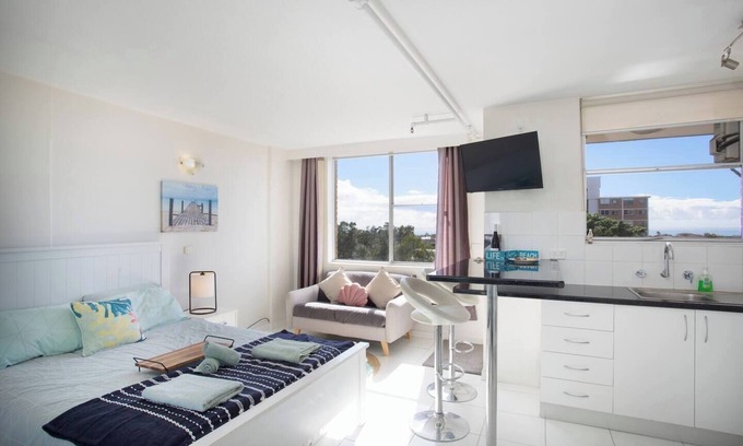 Bondi Apartment | Bondi Fairview Coastal Panorama with Balcony