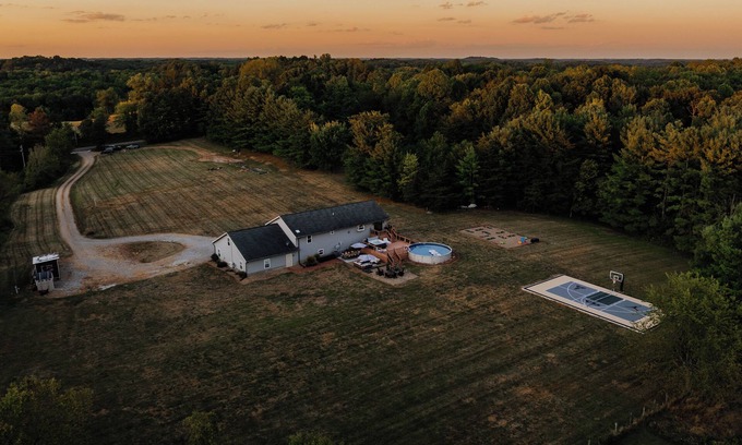 Logan House | Bonita Blu at Hocking Hills Retreat! Pickleball, Basketball, Arcade, & Putt Putt