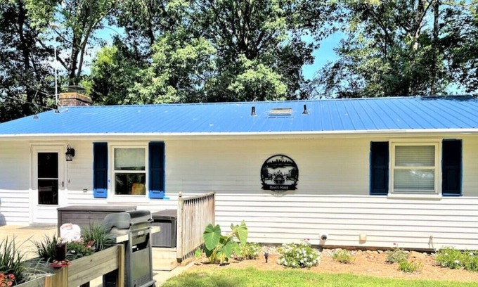 Leasburg House | Boo's Nest on Hyco Lake - Less than 5 min from the marina!