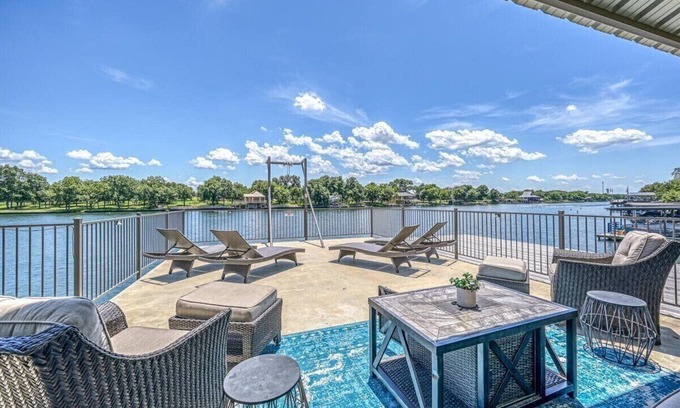 Kingsland House | Book 3, get 1 night free Aug-Oct - CRR Lakefront LBJ + Spa + Dock + Boat Lift