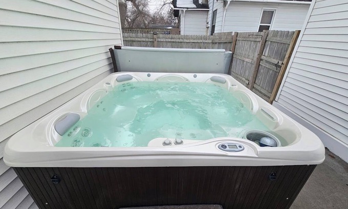 Fargo House | Book l Tiny House in Fargo l Minutes from NDSU l Hot tub & Detached Garage!
