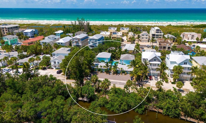 Siesta Key Condo | 🦩Book Me Baby! Wildflower Inn Siesta Key #3 Orchid🦩