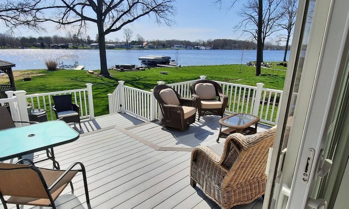 Coldwater House | Book your Fall Lake Front Vacation Now! -Pontoon for rent-