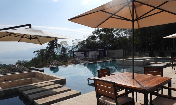 Giron Hotel | Book your waterfront break at Topowa Club House