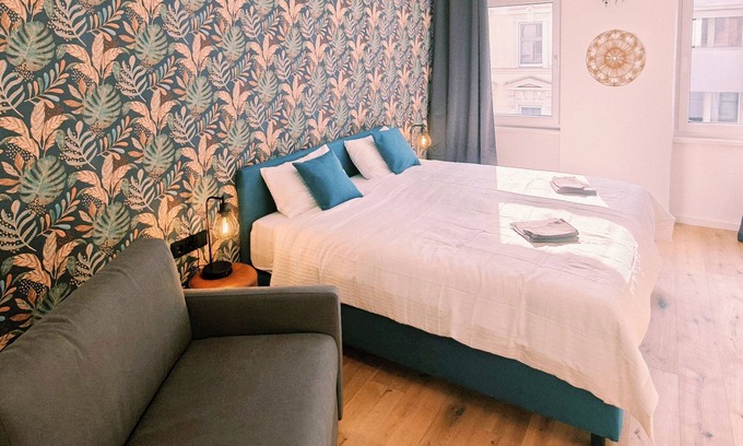 Favoriten Apartment | Botanical Garden + 2 Min to Metro U1 + Free Parking