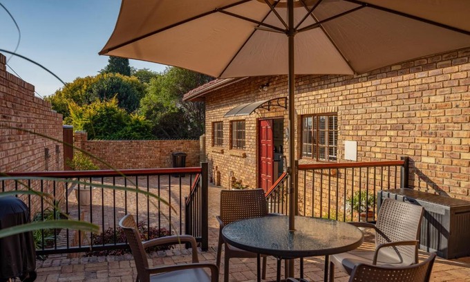 Greater Johannesburg Metropolitan Area Apartment | Bottle Brush Place WITH SOLAR