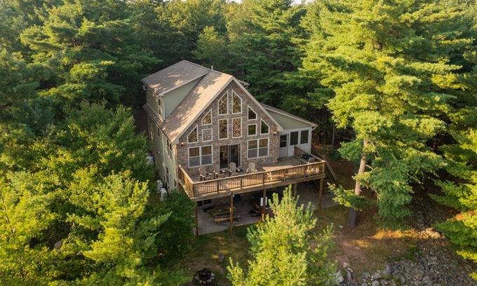 Lake Harmony Estates Ski Chalet | Boulder Field Lodge | HOT TUB, Deck, Arcade + Fireplaces!