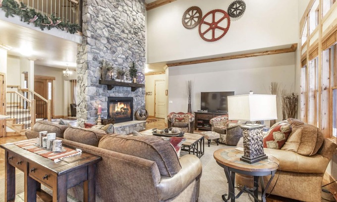 Sundance Cabin | BOULDER RIDGE - 7 BD, HUGE THEATER, POOL TABLE, HOT TUB, SAUNA