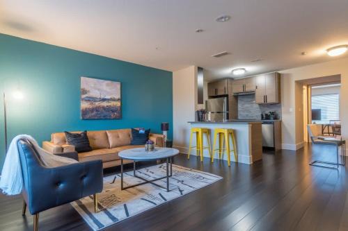 Riverside Apartment | Boulevard Stays 8 mins to Downtown King Bed Pool Parking Gym 01