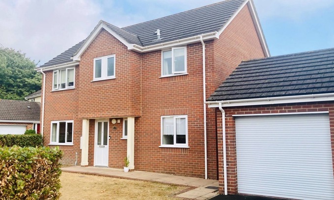 Christchurch House | BOURNECOAST: BEAUTIFUL FIVE BEDROOM FAMILY HOUSE WITH GARDEN/PARKING/WIFI-HB7351