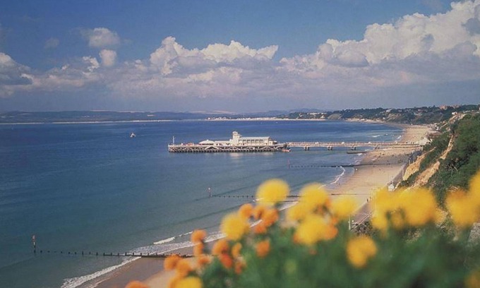 Bournemouth House | BOURNECOAST: SUPERB HOUSE * HOT TUB * BBQ HUT * HOME GYM * GARDEN * WIFI -HB6340