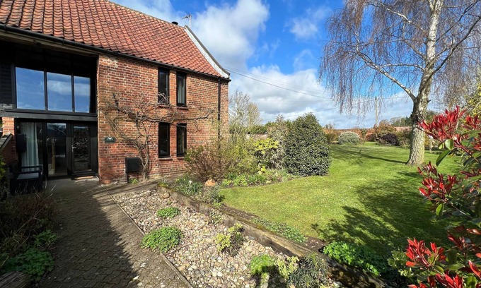 Runham House | Boutique Barn - Sleeps 4, Parking & Private Garden