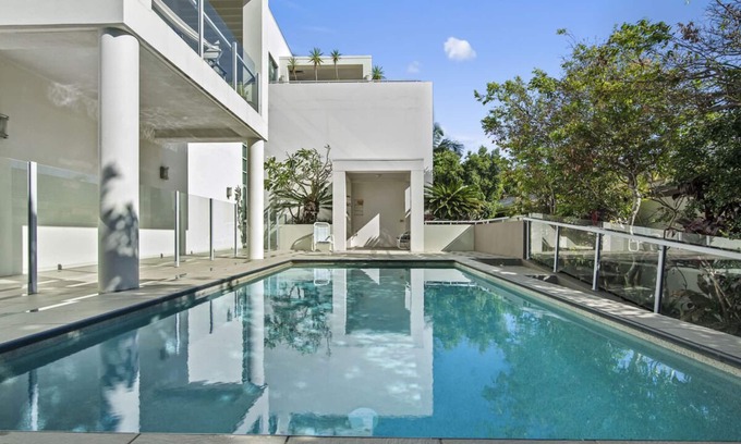 Mermaid Waters Apartment | Boutique building, 400m to beach, best bars, restaurants ,pool. Parking space