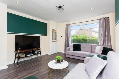 Niddrie House | Boutique Edinburgh 3 bed house - Parking - Garden