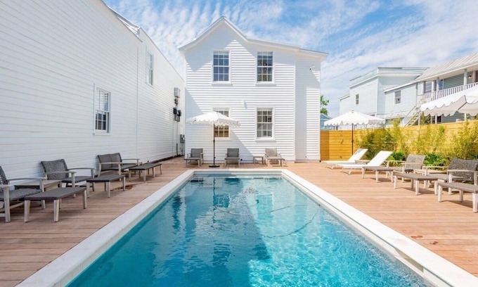 Westside Apartment | Boutique Home & Resort Pool 'Dewees'