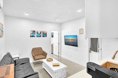 Hallandale Beach House | Boutique One Bdrm Close To Aventura Mall & Beach
