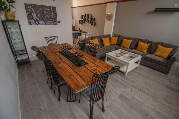 Hull Old Town House | Boutique Penthouse Apartment in Historic Hull HU1 - sleeps 6