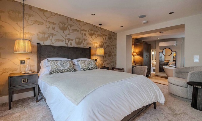 Broadstairs House | Boutique Retreat with Movie Room - Central Location - Mins From Viking Bay Beach - Parking