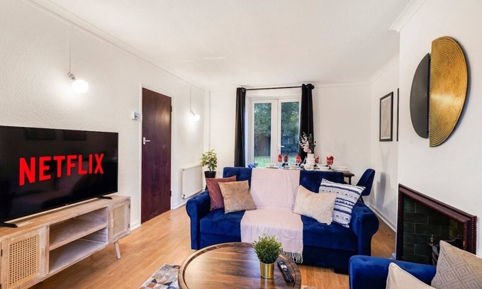 Wormholt and White City House | Boutique Shepherds Bush Abode- Garden- Sleeps 12