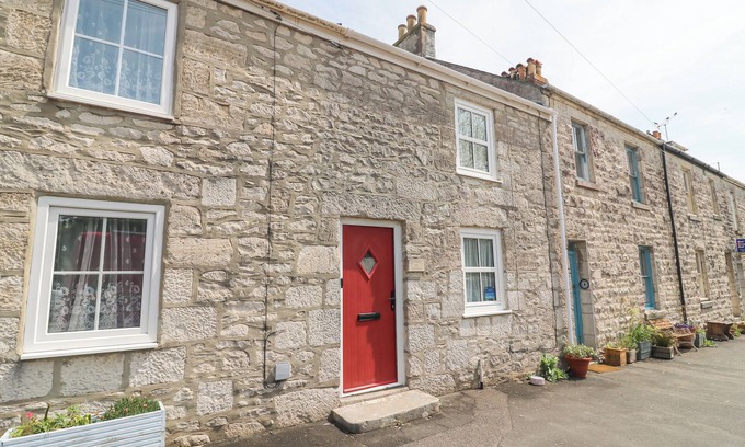 Isle of Portland Cottage | BOWMAN'S COTTAGE, romantic, with a garden in Wakeham, Portland