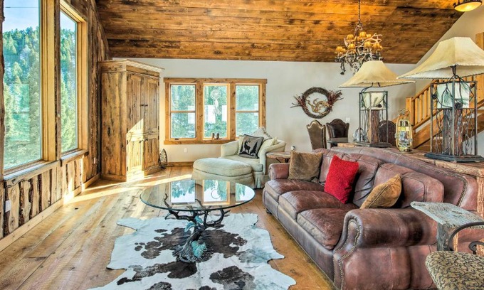 Bozeman House | Bozeman Cabin Deck with Jacuzzi and Gas Grill!