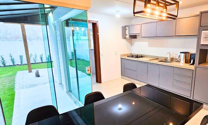 Ingleses Centro House | Modern Refuge with Wi-Fi, 55” TV and Air Conditioning