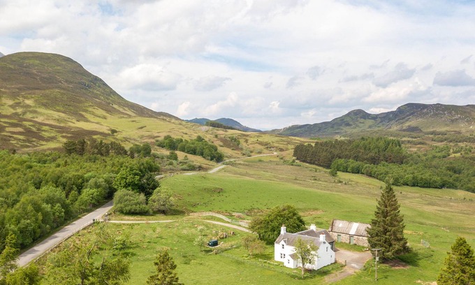 Foss Cottage | BRAES OF FOSS FARMHOUSE, family friendly in Kinloch Rannoch