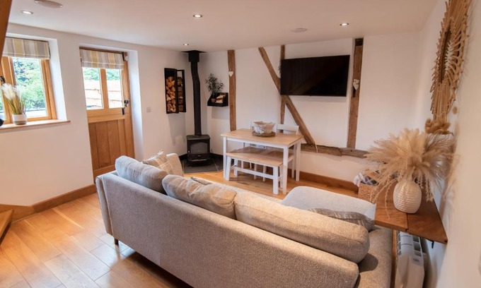 Hereford House | Bramble Cottage - Cosy 2 Bed With Deluxe HOT TUB & Log Burner