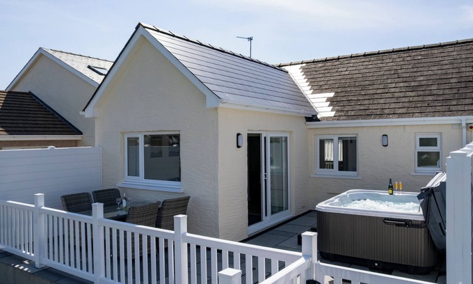 Begelly Cottage | Bramble Cottage - Dog Friendly Cottage, Hot Tub