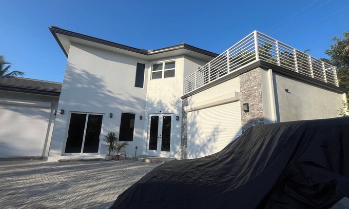 Margate House | Brand new, beautiful, 2-bedroom house in Margate with WiFi, swimming pools, etc.