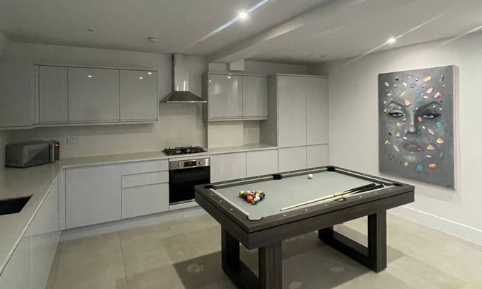 Redbridge House | Brand new build - 4 bed stunner - EV Charge point - Pool Table