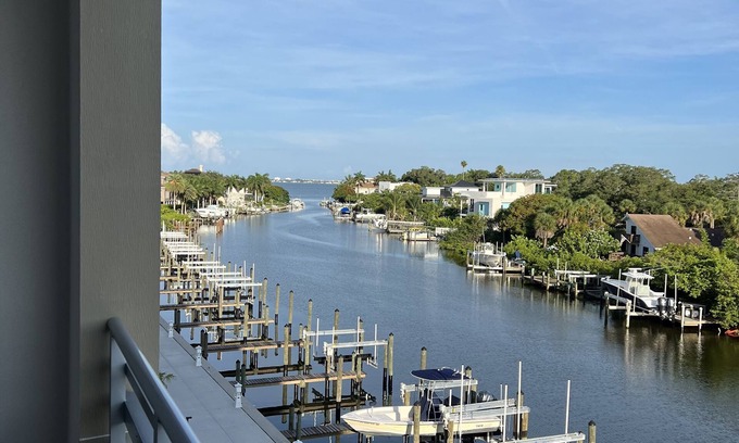 North Trail Condo | Brand new deluxe Sarasota condo close to everything!