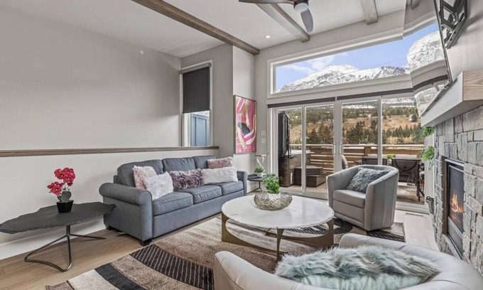 Teepee Town House | BRAND NEW|Hofburg by SSR|TopView|Luxury|PRIVATE HOT TUB|4BR plus Den